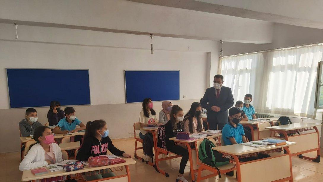 İlçe Milli Eğitim Müdürü İzzet Şahin, Ağlasun Anadolu İmam Hatip Lisesini ziyaret etti.